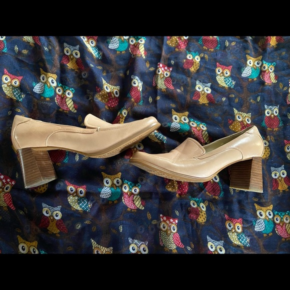 Hush Puppies Nude Loafer - Size 6.5 - Picture 2 of 9